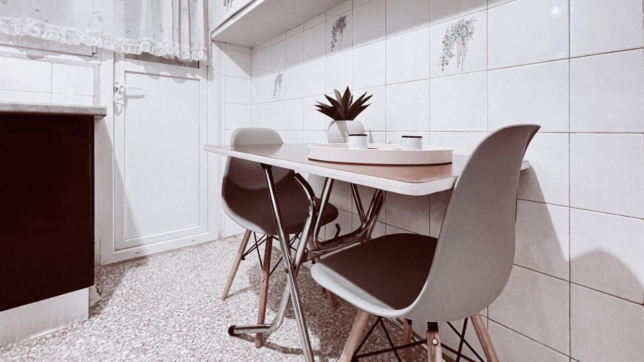 Vintage 2-Bedroom Apt In The Heart Of The City Афіни Екстер'єр фото